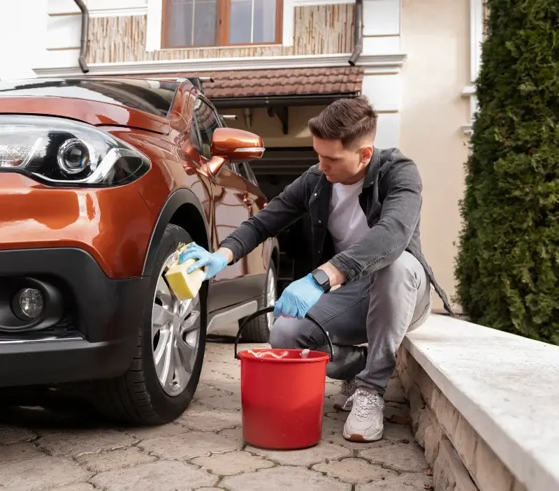 Lavage auto à domicile Veyrières : professionnel intervenant sur un véhicule